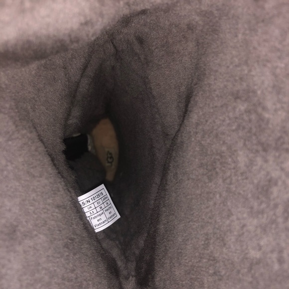 -SOLD- Brand NEW never worn Ugg Miko boots - Picture 4 of 8